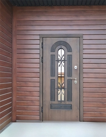 Дверь в загородном доме