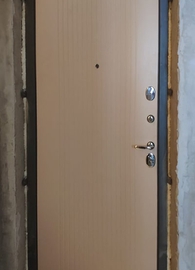 Ламинированная панель в квартирной двери