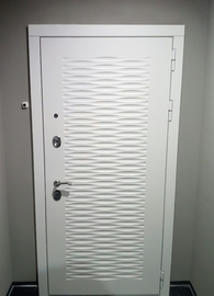 Белая дверь для квартиры