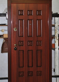 Дверь в административное здание