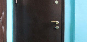 Новые фото с установки квартирных дверей — с зеркалом, МДФ-панелями, напылением