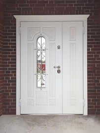 Двустворчатая белая дверь с карнизом