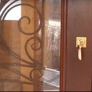 Фото элитной двери со стеклом для деревянного дома
