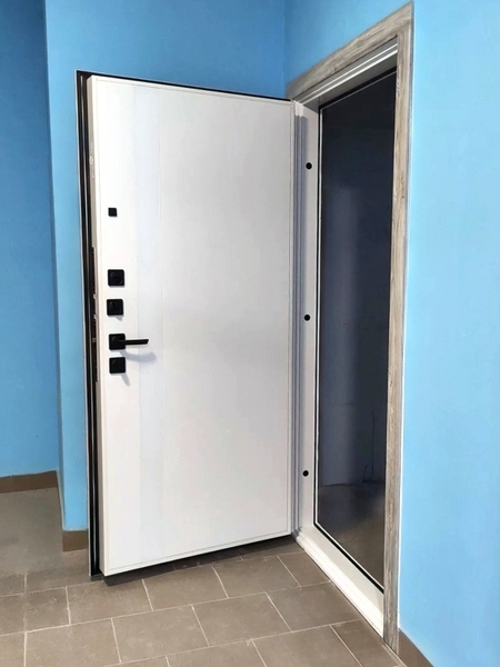 Гладкая белая панель