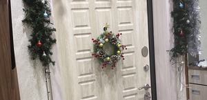 Как украсить входные двери в праздничном интерьере?