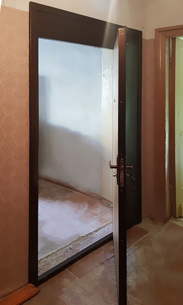 Коричневая дверь