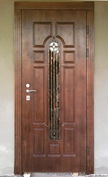 Коричневая дверь с ковкой и стеклом