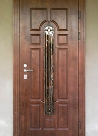 Коричневая дверь с ковкой и стеклом