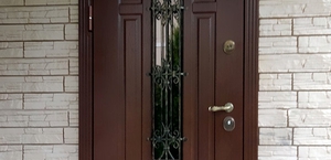 Установки дверей в ноябре: двери с МДФ, ковкой и стеклом для загородных домов