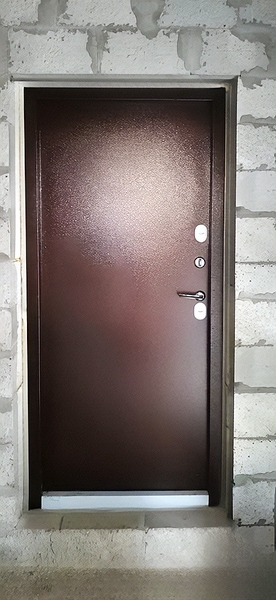 Коричневая порошковая дверь