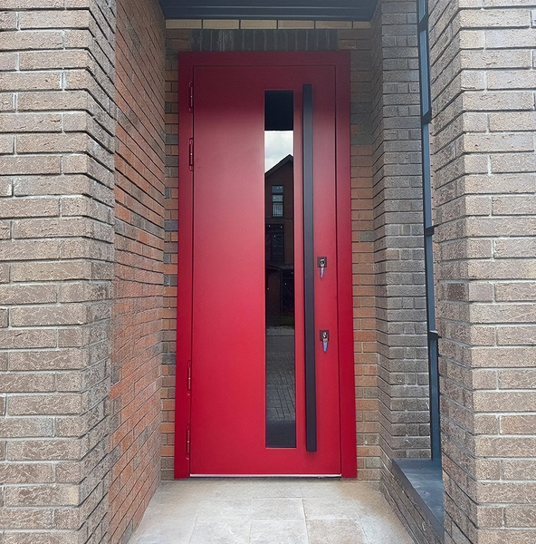 Красная дверь с длинной ручкой