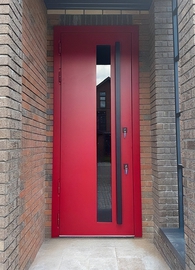 Красная дверь с длинной ручкой