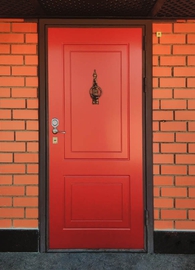 Красная дверь с кнокером