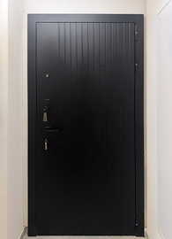 Квартирная черная дверь