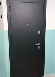 Квартирная черная дверь