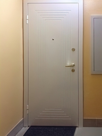 Квартирная дверь с белым МДФ