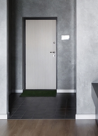 Квартирная дверь с ламинатом