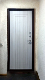 Квартирная дверь со светлым МДФ