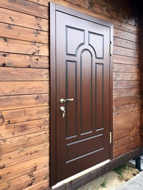 МДФ дверь в деревянном доме