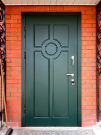 МДФ дверь в кирпичном доме