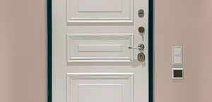 Белые входные двери для квартиры — примеры установок в ноябре