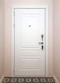 Металлическая дверь с белой МДФ плитой