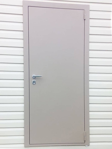 Металлическая дверь серого цвета