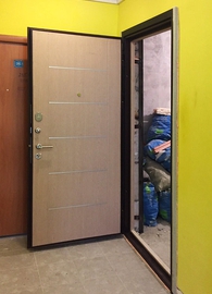 Дверь МДФ с молдингом в офисном здании