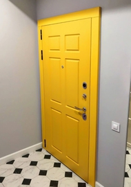 Окрашенная дверь
