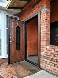 Остекленная дверь для кирпичного дома