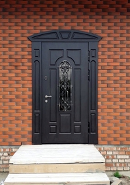 Остекленная дверь с карнизом
