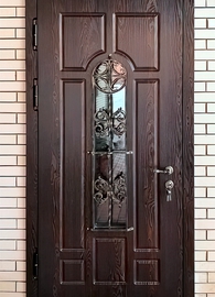 Остекленная дверь с кованой решеткой