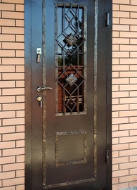 Остекленная дверь с ковкой