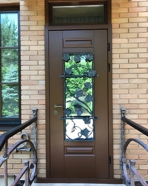 Остекленная дверь с узорной решеткой