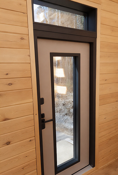 Остекленная входная дверь с фрамугой