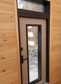 Остекленная входная дверь с фрамугой