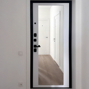 Фото входных дверей с зеркалом внутри