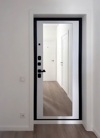 Панель с большим зеркалом