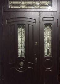 Парадная дверь с ковкой и стеклом