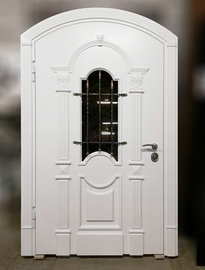 Парадная дверь арочной формы