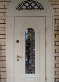 Парадная дверь с внешней стороны
