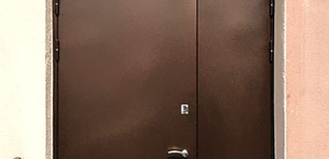 Установка двери с остекленной фрамугой на входе в офисное здание