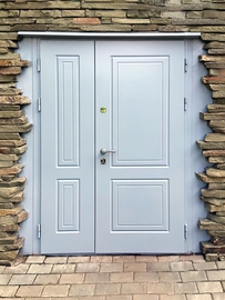 Полуторопольная дверь белого цвета