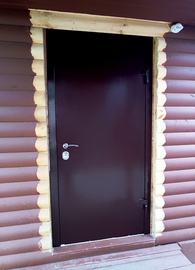 Порошковая дверь в дачном доме