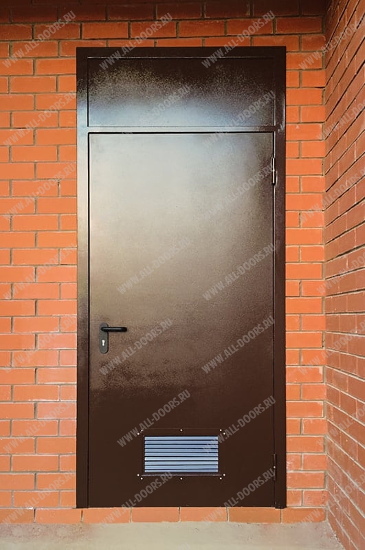 Дверь в газовой котельной частного дома. Дверь металлическая антик медь с фрамугой. Противопожарная дверь с фрамугой. Дверь противопожарная антик медь. Дверь противопожарная с фрамугой коричневая.