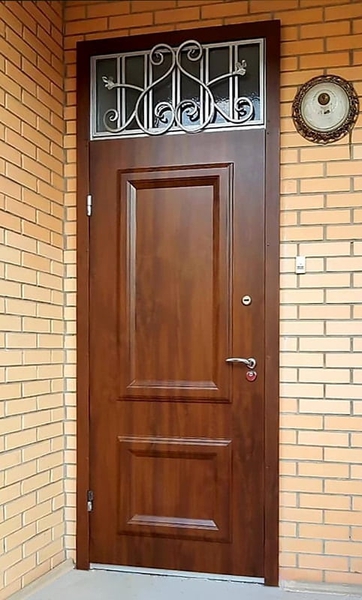 С фрамугой и ковкой