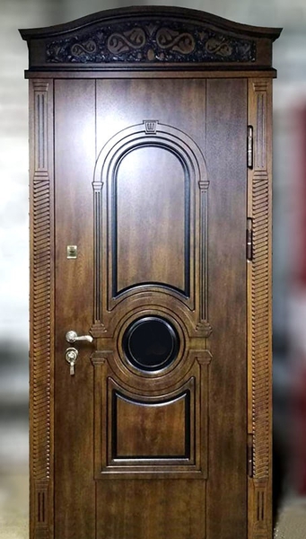 С резным карнизом