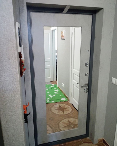Светлая панель с зеркалом
