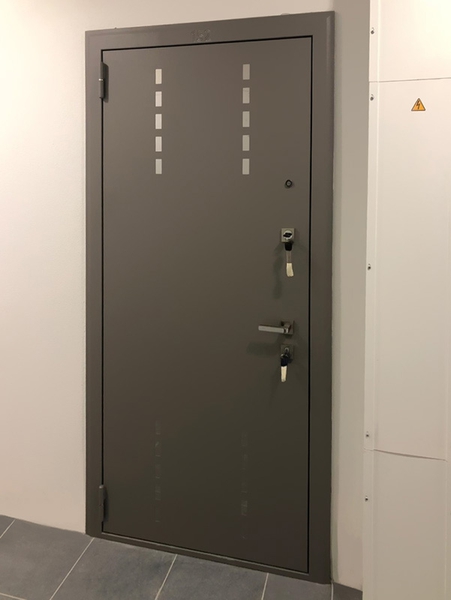 Серая дверь с лазерной резкой