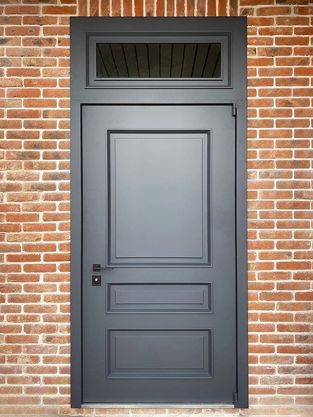 Серая дверь со стеклом сверху